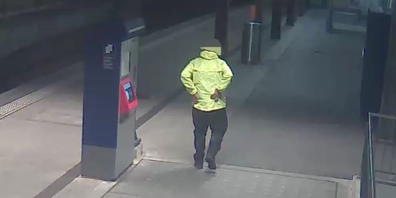 Laut Video vom Bahnhof Heerbrugg trug der Tatverdächtige eine helle, wohl gelbe Kapuzen-Jacke und hohe Schuhe. Die Polizei sucht beides.