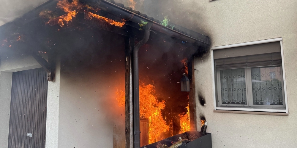 Die ausgerückte Feuerwehr konnte die Flammen beim Reiheneinfamilienhaus rasch löschen. Verletzt wurde niemand.