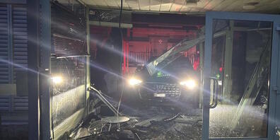 Die Täter rammten den Eingang eines Waffengeschäfts in Altstätten mit einem gestohlenen Auto.