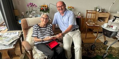 Gemeindepräsident Gino Pauletti gratuliert Heidy Weingart-Elmer zum 102. Geburtstag