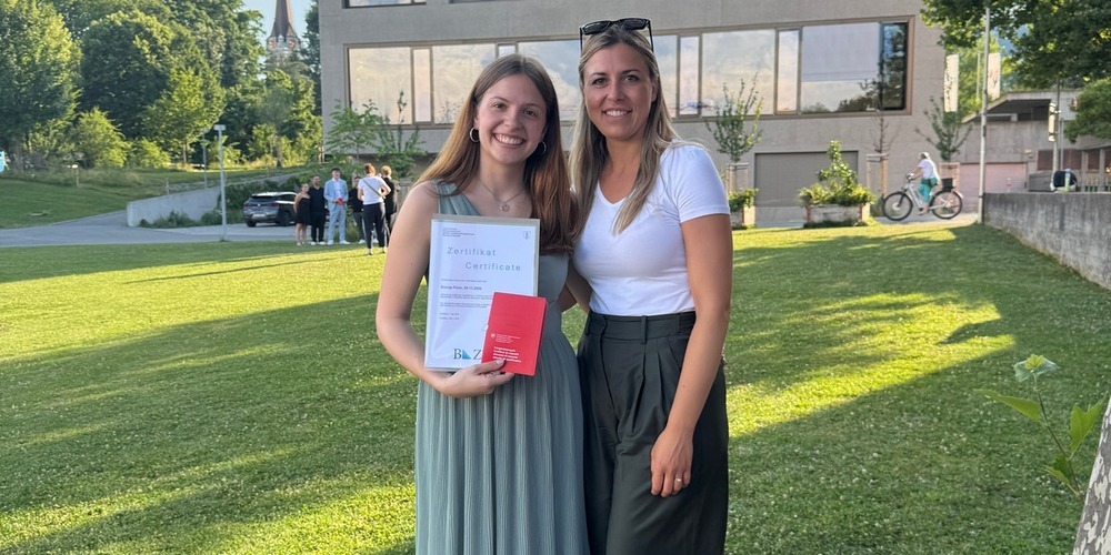 Svenja Fürer, Kauffrau EFZ, zusammen mit Gemeinderatsschreiberin Susana Jevremovic