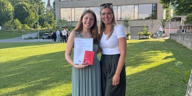 Svenja Fürer, Kauffrau EFZ, zusammen mit Gemeinderatsschreiberin Susana Jevremovic