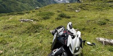 Der Motorradfahrer wurde bei dem Unfall schwer verletzt.