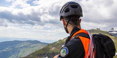 Unsanft gelandet: Eine junge Gleitschirmpilotin hat sich beim Landeanflug verletzt und wurde ins Spital gebracht. (Symbolbild: Kantonspolizei)