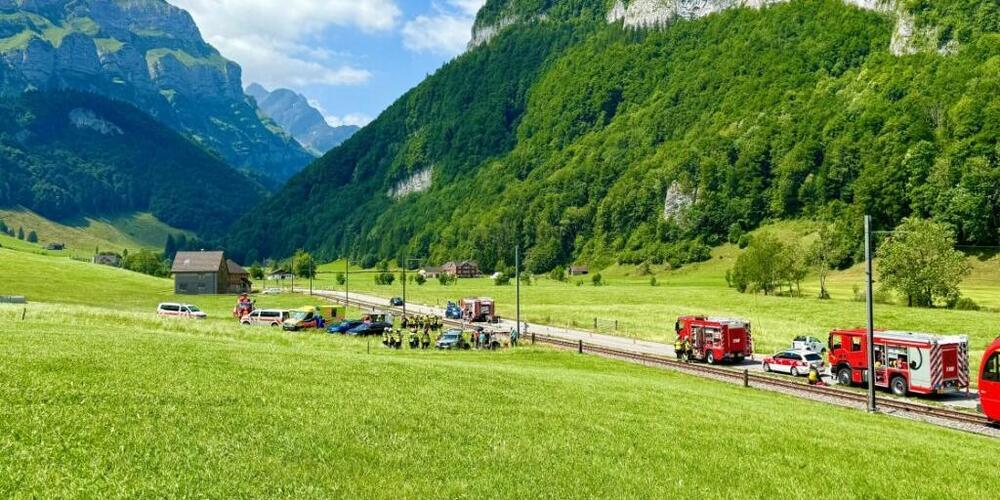 Die Kollision des Zuges mit dem Auto geschah an einem mit Andreaskreuz gesicherten Bahnübergang. Der Lenker wurde schwer und seine Beifahrerin leichter verletzt. Auch ein Hund trug Verletzungen davon.