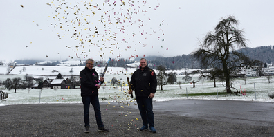 Markus Gräzer (links) und Adi Spörri vom Rölli-Club Altendorf stehen im Konfettiregen, der am Schmutzigen Donnerstagabend in anderer Form seinen Auftritt hatte. (Bild: Stefan Grüter)