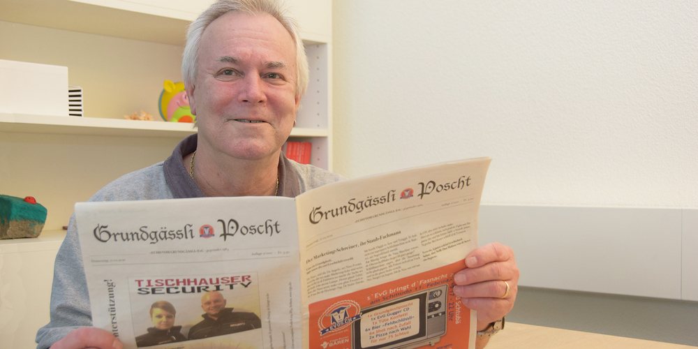 Ehrenmitglied des Echos vom Grundgässli, Fritz Lang, gehört zu den ersten Lesern der Fasnachtszeitung. (Bild: Johanna Mächler)