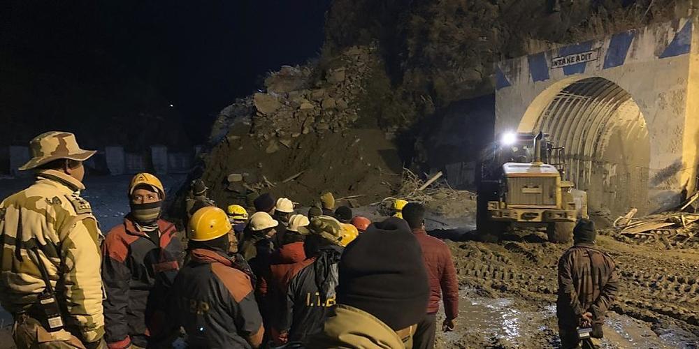 Ein riesiger Gletscher war am 07. Februar von einem Berg in den Himalayas abgebrochen und in einen Fluss gestürzt. Foto: Rishabh R. Jain/AP/dpa