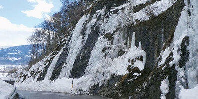 Diese Felsnase im Fuchsenwinkel sorgt bei einigen Verkehrsteilnehmern für Unbehagen. Eine Gefahr geht von ihr laut Kantonalem Tiefbauamt aber nicht aus.  (Foto: zVg)
