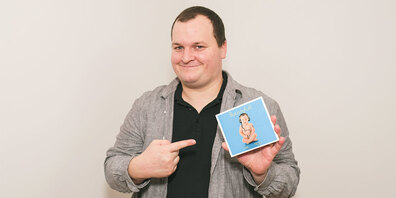 Der Jenazer Chris Bluemoon präsentierte am Freitag sein viertes  Soloalbum «Buuchgfühl». (Foto: zVg)