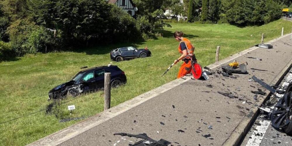 Der Zusammenprall der beiden Autos in Hirzel war so stark, dass sie die Böschung hinunter geschleudert wurden.