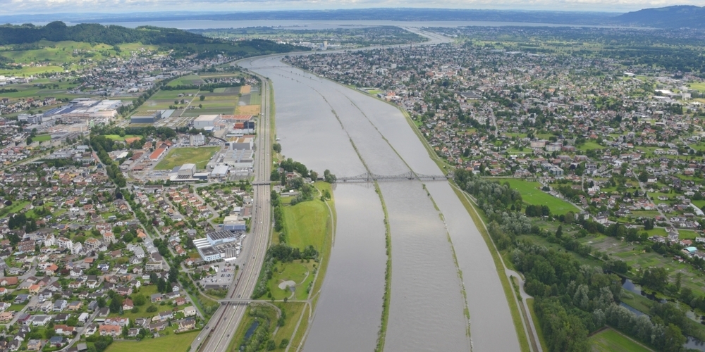 Im Juli 2016 führte der Alpenrhein Hochwasser. Nun soll im Rheintal der Hochwasserschutz verbessert werden.