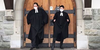  Regula Herrmann und Kathrin Bolt haben in und vor der Kirche Bruggen das Tanzbein.