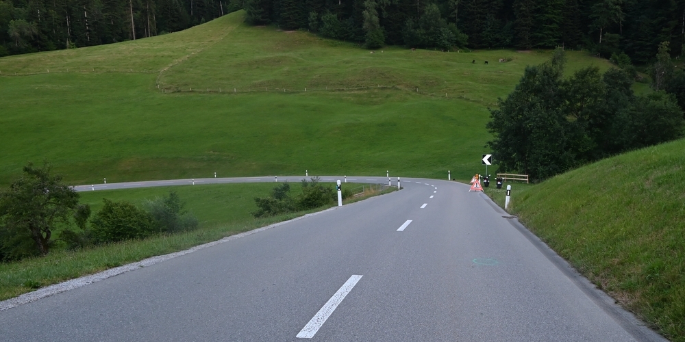 Blick auf die Linkskurve, wo der 16-Jährige die Kontrolle über sein Motorrad verlor, stürzte und sich tödliche Verletzungen zuzog.