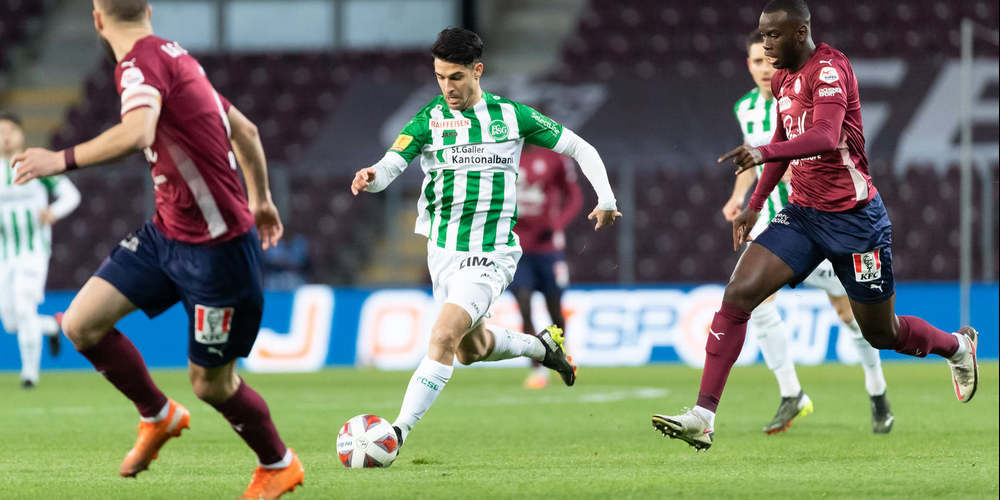 Victor Ruiz und der FC St.Gallen beenden die Negativserie und holen einen Punkt bei Servette. Bild: Keystone-sda