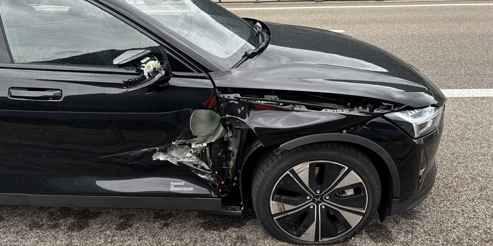 Bei der Kollision dieses Autos mit einem Anhänger auf der A3 wurde niemand verletzt, doch entstand an beiden Fahrzeugen Sachschaden.