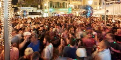 Wird es in diesem Jahr nicht geben: Feierende Menschen am Dörflifest.