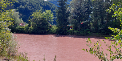 Man sieht rot: Die Seez fliesst in Walenstadt gefärbt in den Walensee.