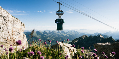 Anlässlich des Saisonstarts schickten der FCSG und Säntis – der Berg ein überdimensionales Heimtrikot auf 2502 m