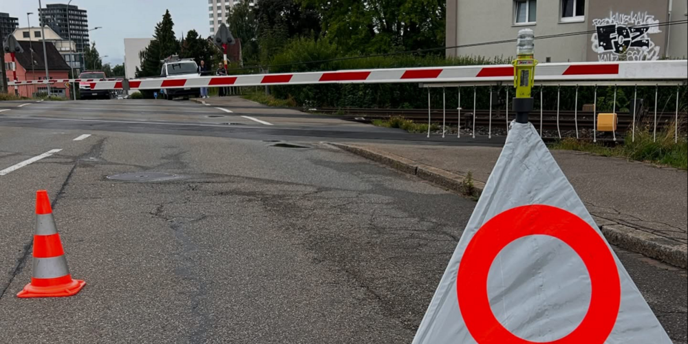 Verkehrsumleitung nach Beschädigung an der Bahnschranke an der Winterthurerstrasse.
