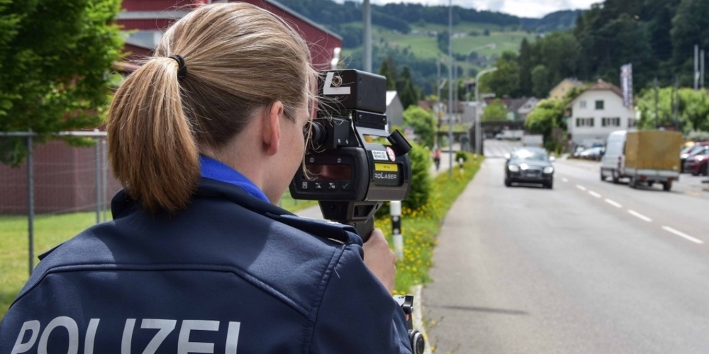 Im Kanton St.Gallen waren mehrere Verkehrssünder unterwegs. Sie fuhren zu schnell und/oder hatten zu viel Alkohol getrunken. (Symbolbild)