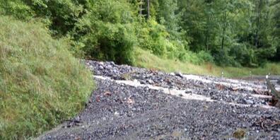 Zwei Erdrutsche, ausgelöst durch den Regen, verschütteten am Samstagvormittag die Strasse ins Klöntal.