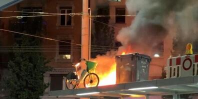 Mutmasslich Fussballfans haben am Albisriederplatz in Zürich Gegenstände auf eine Tramhaltestelle gehoben und angezündet.