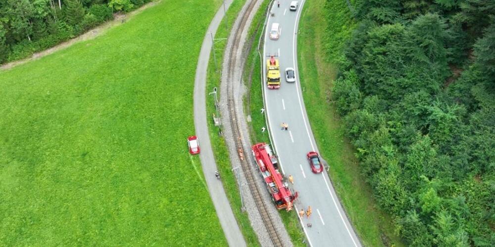 Das Kranfahrzeug kam unmittelbar neben den Geleisen der Rhätischen Bahn zum Stillstand.