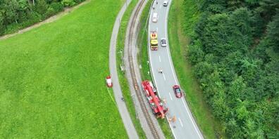 Das Kranfahrzeug kam unmittelbar neben den Geleisen der Rhätischen Bahn zum Stillstand.