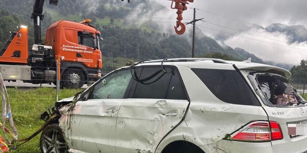 In diesem Auto überschlug es nach Aquaplaning auf der A3 eine vierköpfige Familie mehrmals.