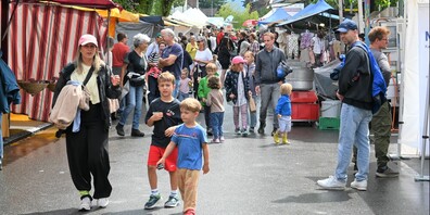 Viele Besucher nutzten die trockenen Phasen zum Bummel durch die Marktgasse