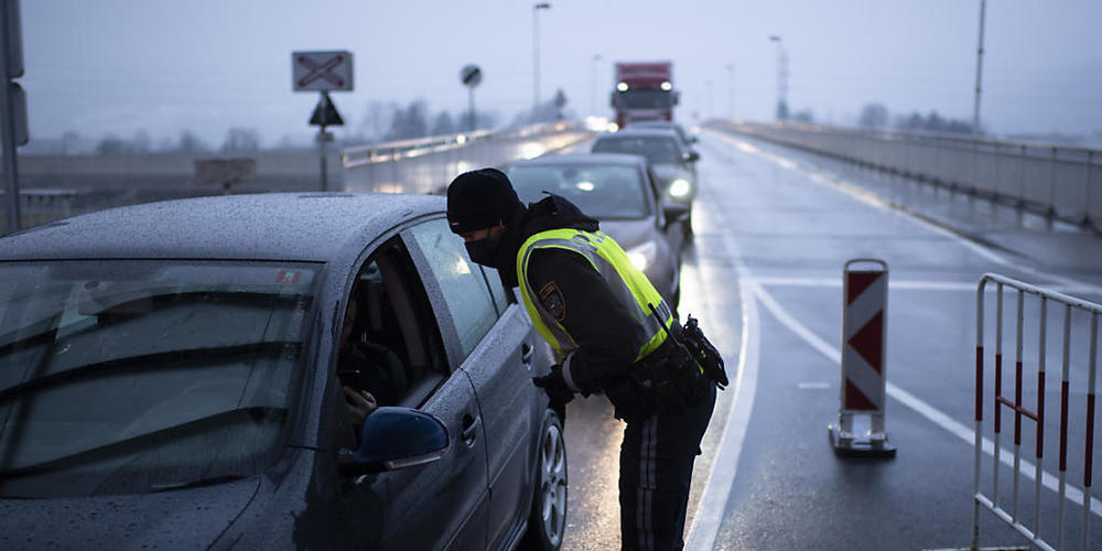 Die Polizei kontrolliert Covid-Tests von Pendlern an der Grenze in Lustenau (Archivbild).