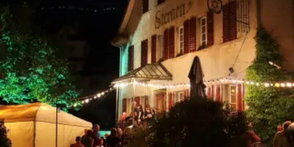Die Hundsverlochete im Sternenkeller bietet Musik auf drei Bühnen – vor dem Haus, im Keller und im Garten hinter dem Haus.