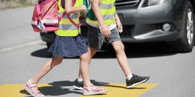 Ein sicherer Schulweg beginnt mit guter Vorbereitung: Üben, begleiten und sichtbar kleiden – so kommen Kinder sicher ans Ziel.