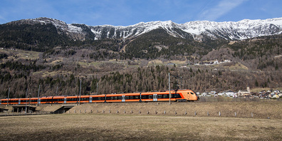 Treno Gottardo bei der Durchfahrt in Ambri.