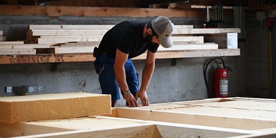 Wenn der Platz knapp wird, geht es in die Höhe. Ein Holzbauelement für eine Aufstockung wird isoliert.