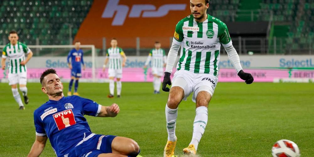 Jérémy Guillemenot (rechts) wird noch rechtzeitig am Abschluss gehindert. Bild: Keystone-SDA.