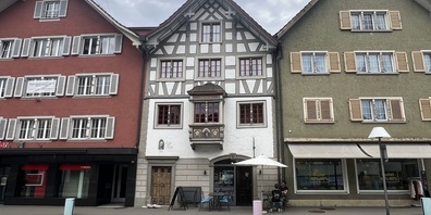 Das «Erkerhaus» an der St.Gallerstrasse in Gossau. Der reich verzierte Erker trägt das Konterfei von Sebastian Contamin und die Jahrzahl 1738.
