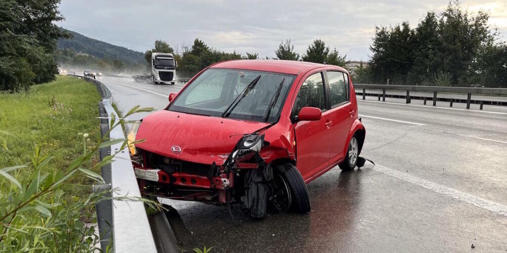 Im Kanton St. Gallen kamen am Montag mehrere Autos wegen der nassen Fahrbahn ins Schleudern.