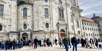 Der Kanton Schwyz ist nicht grundsätzlich von «Overtourism» betroffen. An einigen Tagen und Orten jedoch schon, wie dieses Foto vom Einsiedler Klosterplatz zeigt. 