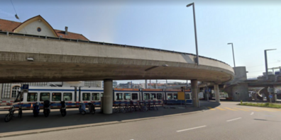 Ein fix installierter Blitzer am Escher-Wyss-Platz in Zürich soll künftig dafür sorgen, dass sich Autofahrende an Tempo 30 und das Rotlicht halten.