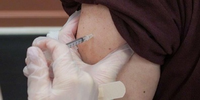 Die neusten BAG-Zahlen zeigen folgendes: Seit Ende Januar haben sich 460 Geimpfte wieder infiziert, 96 mussten ins Spital und 19 sind verstorben.
