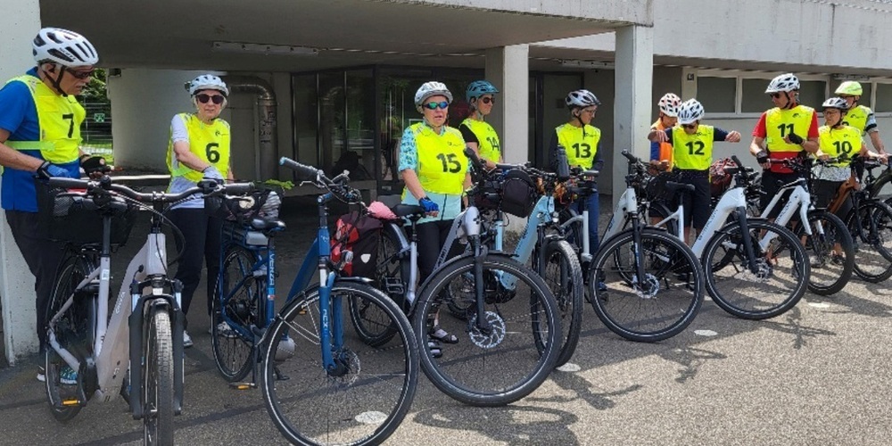 Teilnehmende üben im E-Bike-Sicherheitskurs das sichere Fahren unter fachkundiger Anleitung.