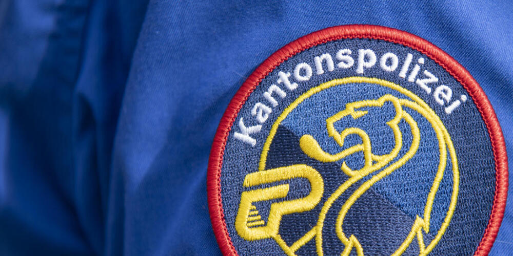 Die Kantonspolizei Zürich verhaftete am Dienstag einen 21-Jährigen in Zusammenhang mit einem versuchten Einbruch in ein Waffengeschäft in Höri. (Symbolbild).