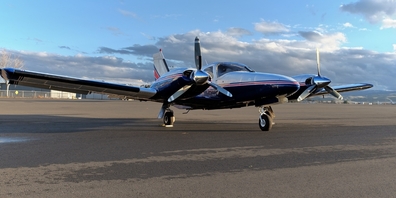 Ein zweimotoriges Flugzeug des Typs Piper ist über dem nebligen Bodensee abgestürzt. (Symbolbild)