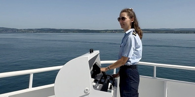 Nach anderthalb Jahren intensiver Ausbildung und praktischer Verantwortung übernimmt Rahel Meier (25) das Kommando auf einem SBS-Schiff.