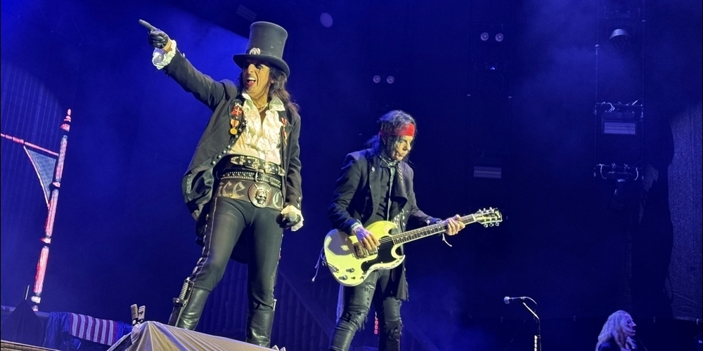 Bediente mit musikalischer Wucht auch optisch alle Elemente des Erschauderns : Der 77 –jährige Alice Cooper zeigte sich am Stars in Town in Höchstform. 