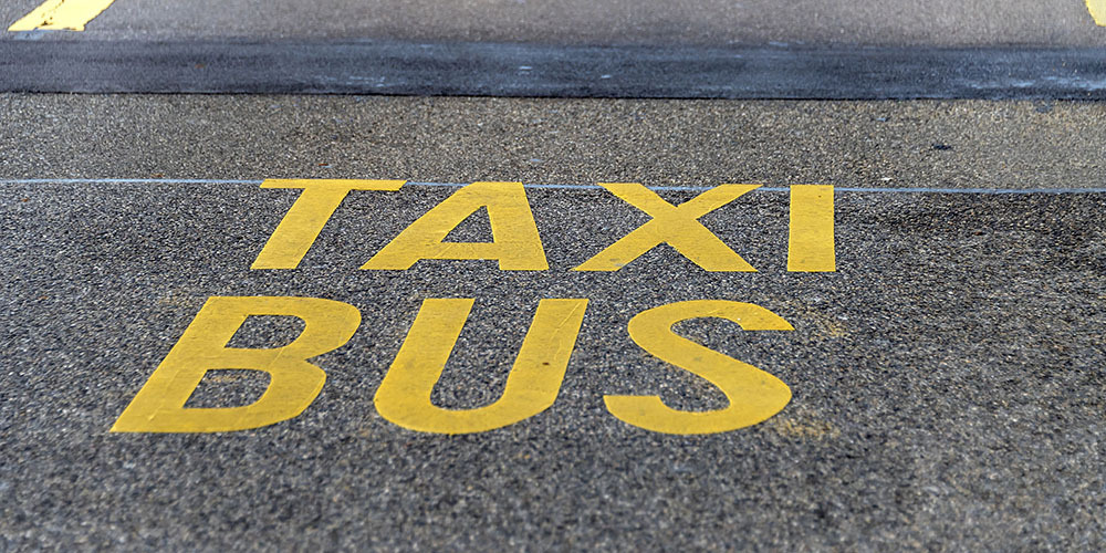 Im Kanton Schwyz könnten Taxis schon bald die Busspur benutzen.