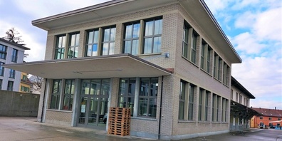 Das Zeughaus 4 im Osten des Areals, ein altes Werkgebäude, wurde aussen saniert und innen zu einem vielseitigen Kinder- und Jugendzentrum umgebaut.