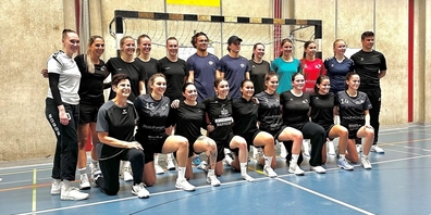 Die Lakers-Stürmer Sandro Zangger (hinten 6.v.l.) und Janis Embacher (hinten 7.v.l., mit Käppli) bei den 3.-Liga-Handballerinnen der SG Züri-Obersee.
